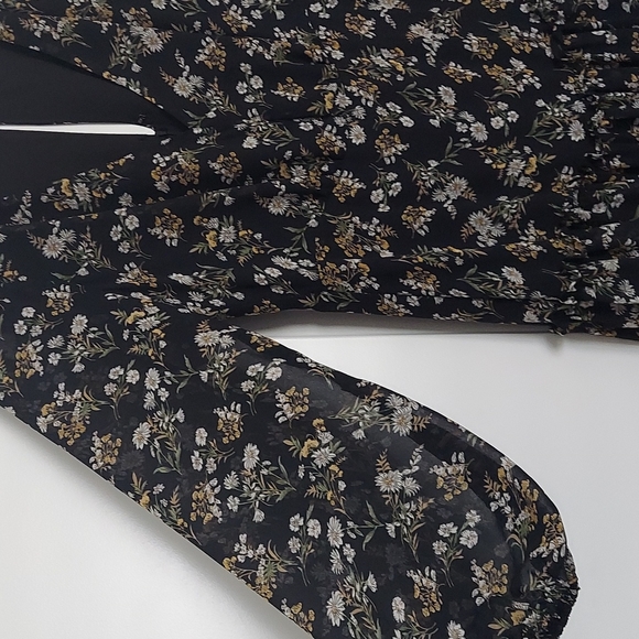 ASTR THE LABEL NEW Chiffon Floral V-Neck Midi Dress in Black Medium - Picture 3 of 8